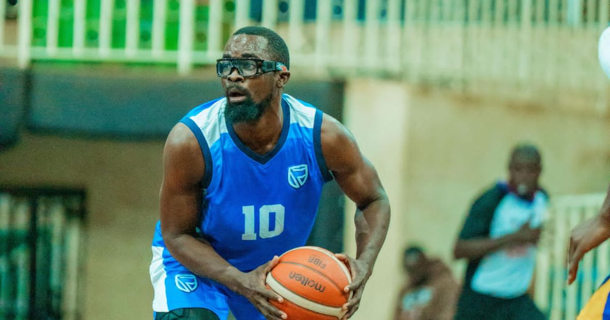Dan Luvutse playing basketball in his team kit