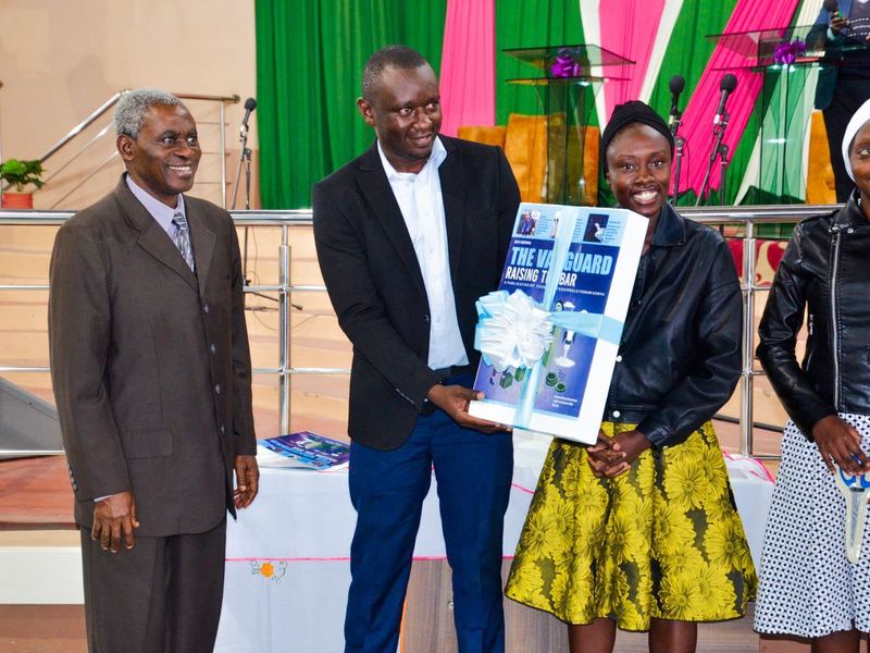 Guests holding the first YPF magazine at its launch